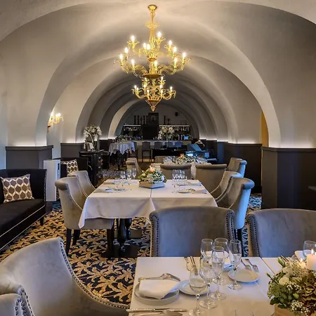 Hotel Du Roi & By Sowell Collection